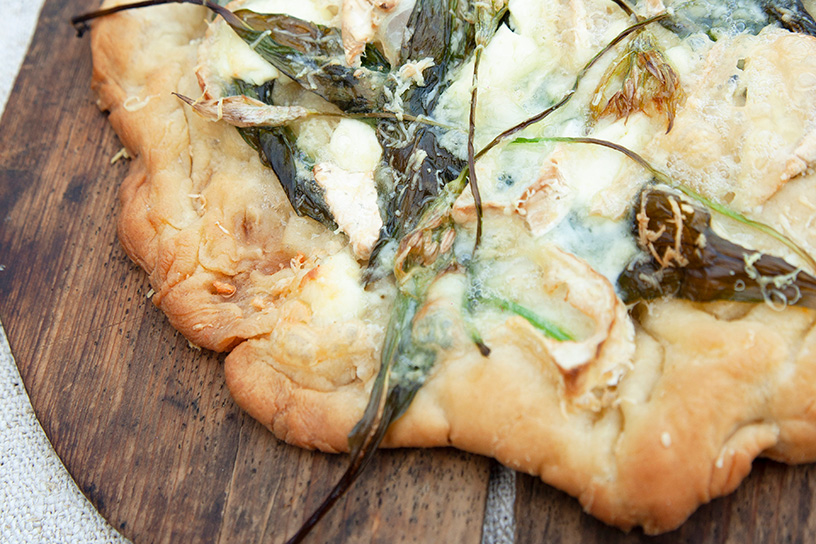 Zelfgemaakt platbrood met daslook en geitenkaas